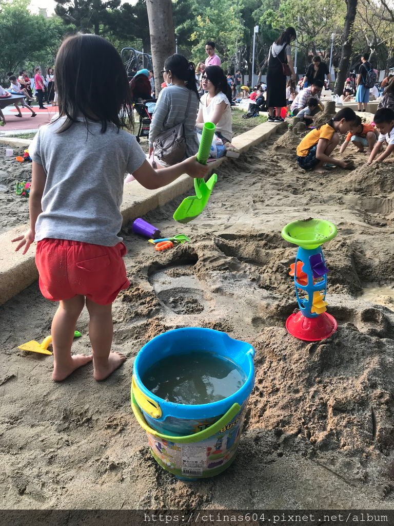 「新竹。景點」-新竹免費親子景點--新竹公園x北台灣最大沙坑