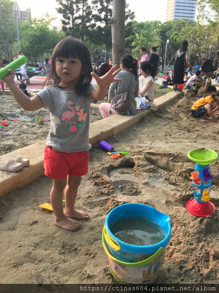 「新竹。景點」-新竹免費親子景點--新竹公園x北台灣最大沙坑