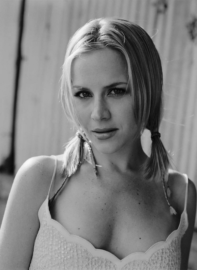 Julie-Benz-002.jpg