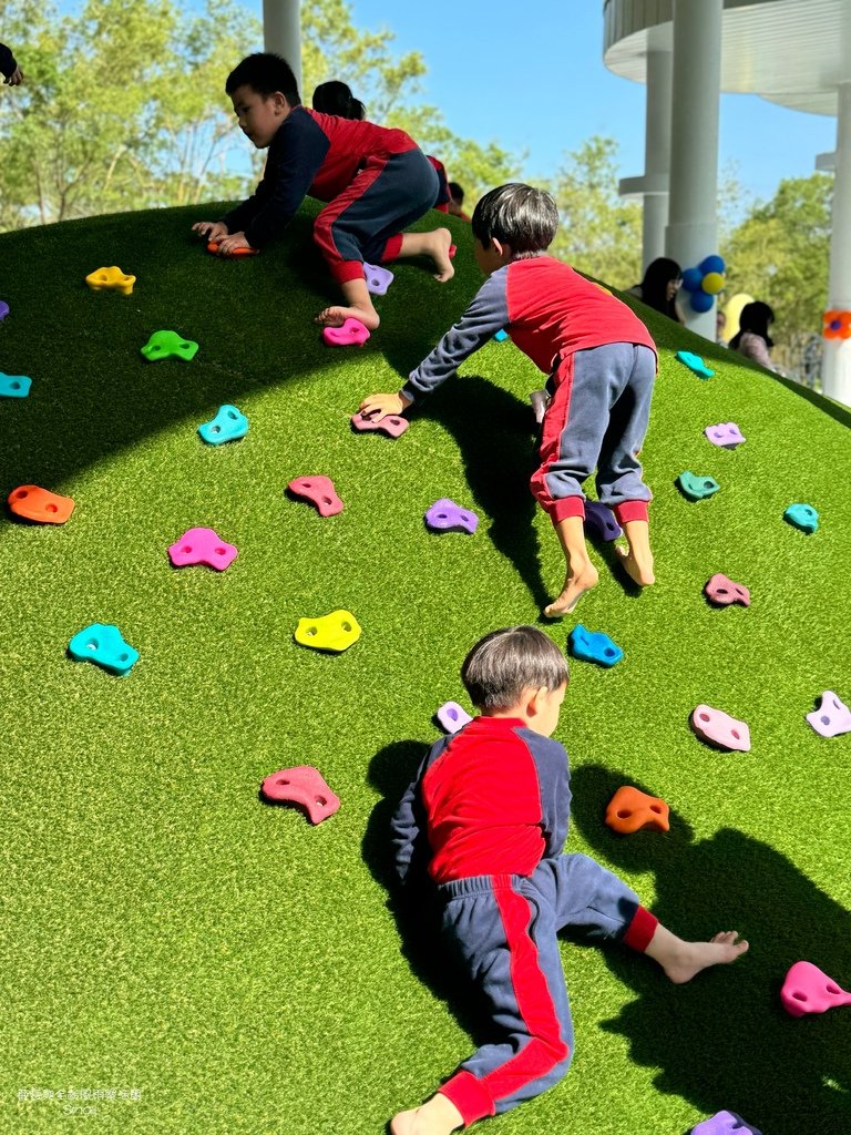 宜蘭最新最大共融式公園『薛長興樂活館』純白色半開放的雨遮空間