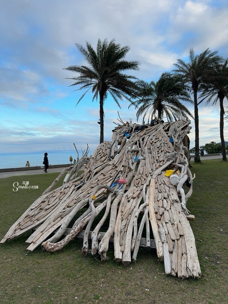 花蓮太平洋公園南濱海堤『漂流木藝術創作』驚奇點綴海岸線，成為