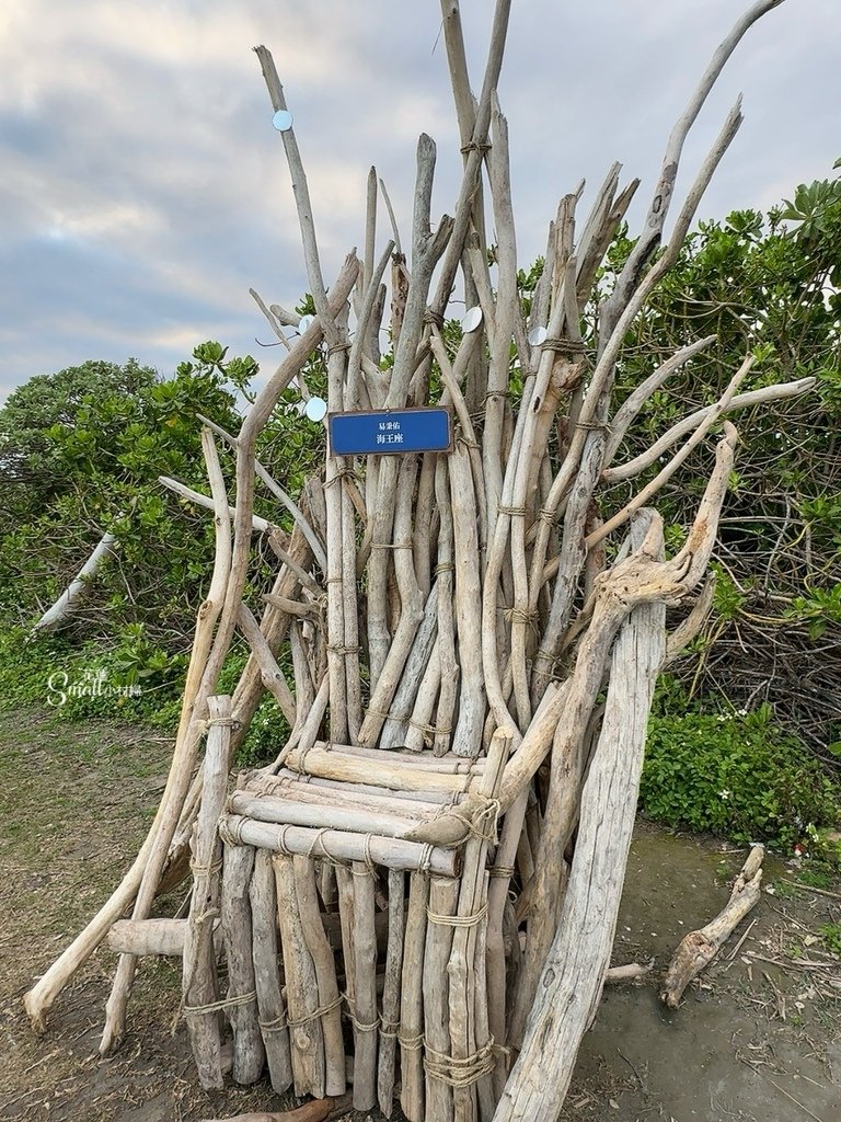 花蓮太平洋公園南濱海堤『漂流木藝術創作』驚奇點綴海岸線，成為