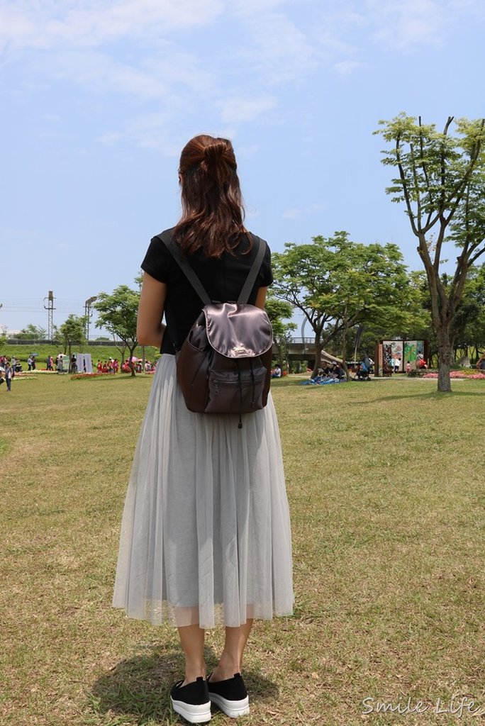 ▌媽媽穿搭▌手刀追小孩必備。MIBE超輕量、防潑水、高收納束口後背媽媽包