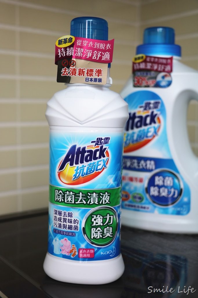 媽媽衣服免刷到歪腰。一匙靈除菌去漬液 讓野孩子也能一身潔淨白 