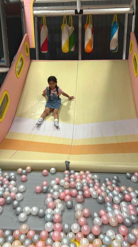 《宜蘭景點》宜蘭室內遛小孩聖地！童樂親子館超好玩！波浪溜滑梯