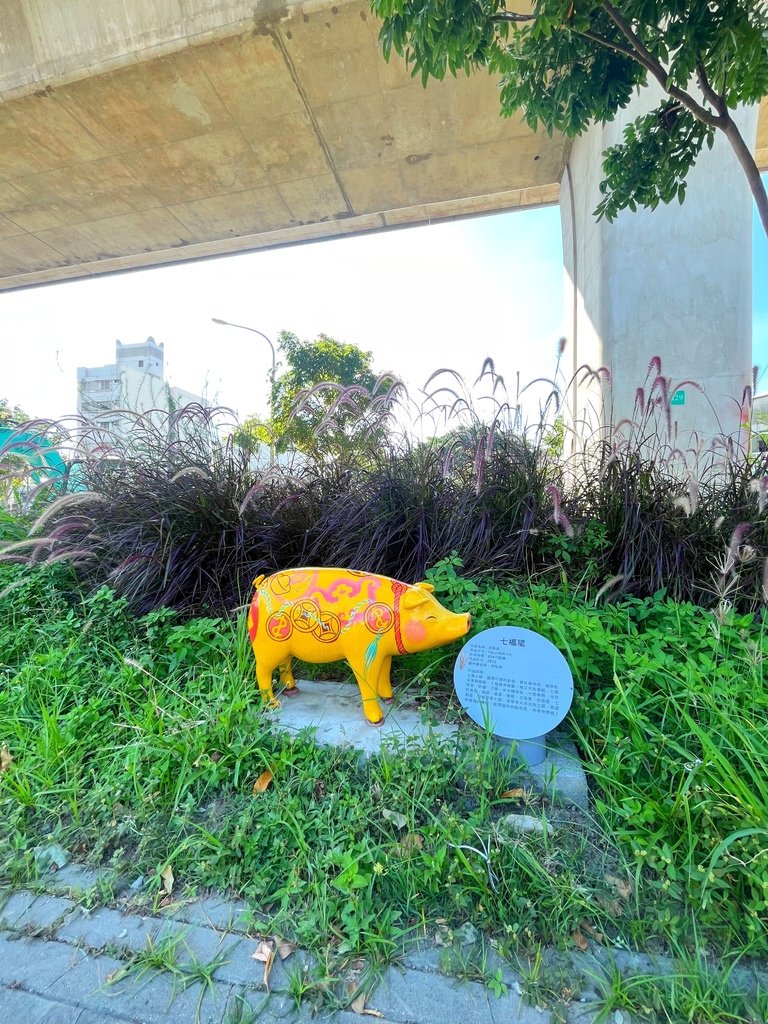 全台第一個「豬」主題親子公園｜台中豬事圓滿公園，小山豬滑梯、