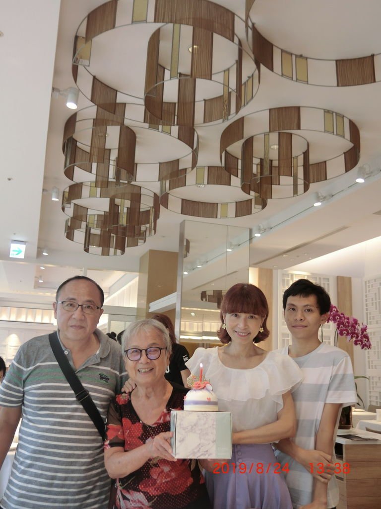 環保阿嬤兒女媳婿孫在***天母新光三越(新葡苑)慶生會(二)