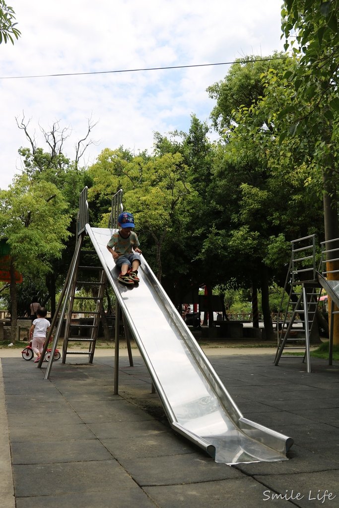 ▌台南景點▌佳福寺超長滾輪型溜滑梯。免門票，可野餐、烤肉，還有兒童小樂園