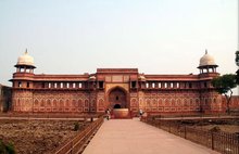 800px-Agra-fort-6-jehangirs-palace.jpg