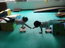 來玩紙球遊戲囉~給你