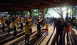 圖：法輪功學員和小弟子在日出的阿里山峰頂的祝山，迎著第一道晨曦煉功弘法。.jpg