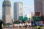 2011富邦台北馬拉松，12萬大軍來勢洶洶！ (4).jpg