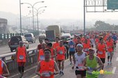 2012臺北國道馬拉松，充滿熱氣的柏油路 (26)