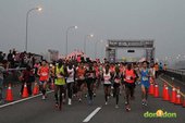 2012臺北國道馬拉松，充滿熱氣的柏油路 (1)