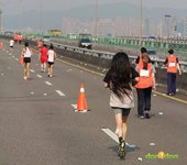 2012臺北國道馬拉松，充滿熱氣的柏油路 (16)