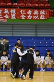 被學弟攙扶下場