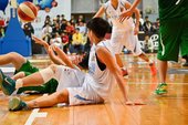 摔在地上