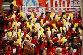 阿公阿嬤也很激動