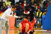 耀宗參加人體保齡球遊戲