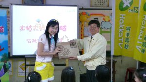 王文燦校長贈送工作人員花蓮當地名產.JPG