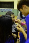 還是叔叔(?)餵餅乾給你吃
