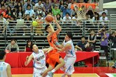 James被岳先生架了一拐