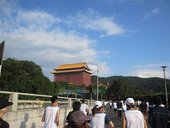 藍天白雲下的圓山
