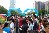 3K Fun Run組終點前設置了換贈品攤位是那招 要跑到終點必須穿越層層的排隊人牆 擠到終點耗費的體力大概也可以去跑9K了 好在我們回來得早XD