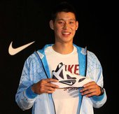 NIKE球星林書豪感謝小球迷對他的支持並鼓勵小球迷持續用籃球創造奇蹟，送上Hyperfuse簽名鞋一雙。.jpg