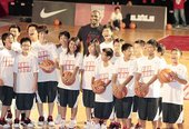 LeBron James 於 Nike Just Do It 籃球訓練營中與伊甸基金會小朋友合照.JPG