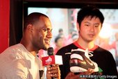LeBron 與幸運球迷互動分享Nike球鞋小故事.jpg