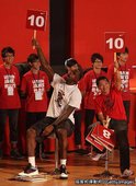 LeBron 在灌籃大賽中擔任評審.jpg