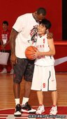 LeBron 與幸運的NSL 球員配對進行 2 Ball Game 趣味賽.jpg