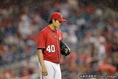 王建民在雨中投球時的專注神情 王建民對費城人 20110821