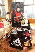 110826_Derrick Rose台灣行住房搶先看 公牛隊果雕 MVP冰雕及adidas 代言鞋款入住總統套房熱情迎賓.jpg
