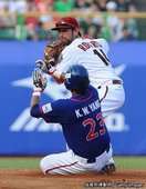楊冠威六局上半於二壘前遭到Ryan Roberts封殺出局.jpg