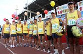 2011苗栗國際馬拉松大賽_17名領跑配速者氣球繽紛率隊出發.jpg