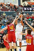 台灣大Fizer(中)展現NBA級身手，拿下全場最高23分13籃板