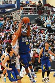 上週最佳球員裕隆強森(持球者)今日貢獻15分、21籃板