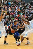 裕隆楊哲宜(中)在達欣三人包夾下試圖尋求空檔傳球