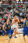 達欣林宜輝(中)在裕隆呂政儒與李啟億包夾下跳起傳球