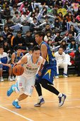 達欣張智峰(左)運球突破裕隆楊哲宜(右)防守