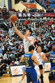 達欣陳子威(持球者)切入禁區上籃得分