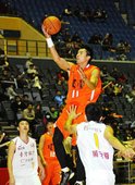 台灣飛人陳信安(中)再次升空，切入禁區上籃得分