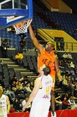璞園新洋將戴維斯(Quincy Davis) SBL初登板秀了一手扣籃，台銀約翰只能望球興嘆