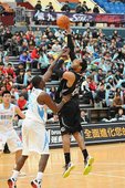 金酒布勞西(右)面對達欣菲立斯(左)防守跳起勾射