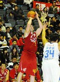 台銀約翰(左)雖攻得全場最高的17分，卻也出現7次失誤，無法幫助球隊終止連敗