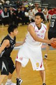臺銀莊曉文(右)下半場關鍵三分球助球隊守住勝利