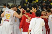 臺銀本季首勝到手，全隊球員歡呼興奮不已