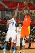 由台啤轉戰台灣大的卡爾(右)今日繳出10分、12籃板的成績